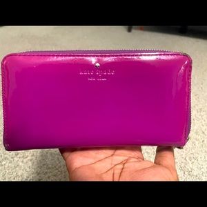 Fuchsia patent leather Kate Spade wallet. Good Pre-loved condition.